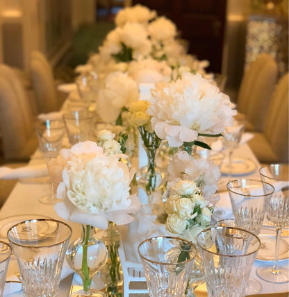 Elegant White Baby’s Breath and Calla Lily Table Setting